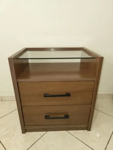 Mesa de Cabeceira de Madeira com Tampo de Vidro e 2 Gavetas - Ótimo Estado