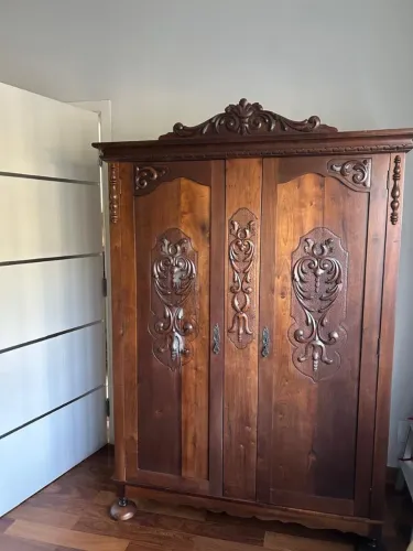 Armário em mogno entalhado à mão