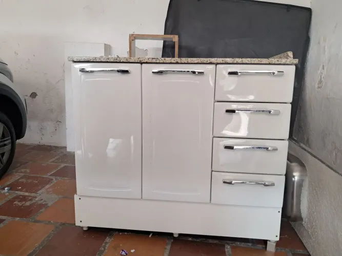 Pia de marmore com balcão de metal e cozinha elétrica