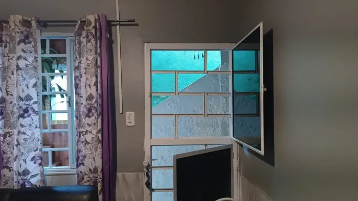 CASA COM 1 QUARTO EM OLARIA - ACEITO ENTRADA