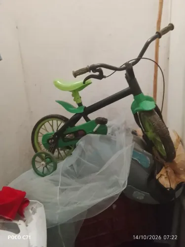 vende uma bicicleta infantil boa funcionando no estado rodando