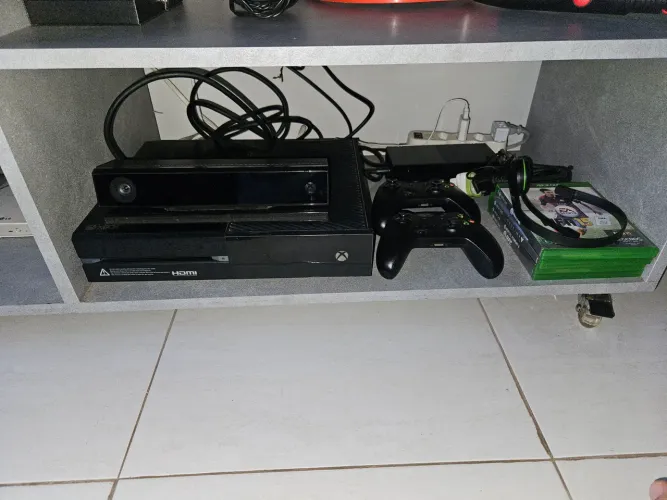Xbox One + Kinect + 2 Controles + 4 Jogos + fone