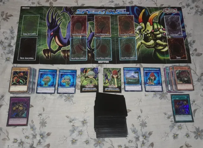 Kit Yu-Gi-Oh Speed Duel (2 Decks + Playmat) + 60 Sleeves - Bom Estado"