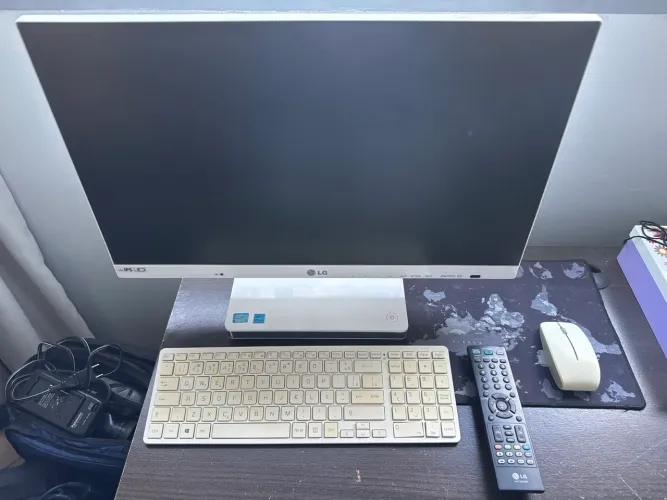 Computador LG All in One branco (CPU acoplada no monitor)