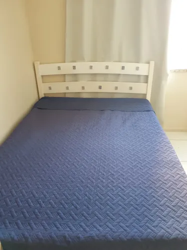 Cama de casal de madeira maciça com colchão incluso