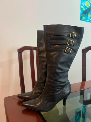 Bota de couro salto fino