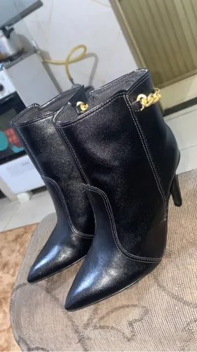 Bota cano curto e salto fino