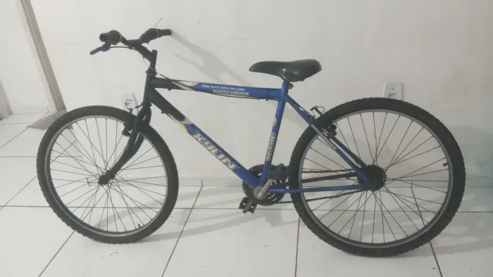 Bicicleta de passeio aro 26 da marca Kyulin com quadro azul e preto