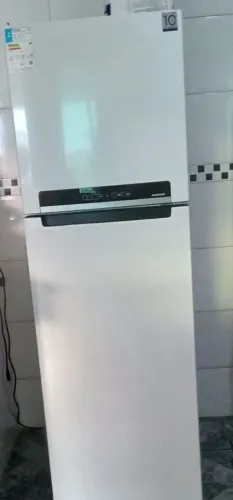 Vendo essa geladeira nova 2 meses de uso .
