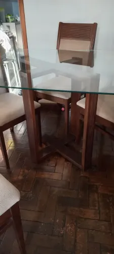 Mesa madeira maciça, 4 cadeiras e tampão de vidro