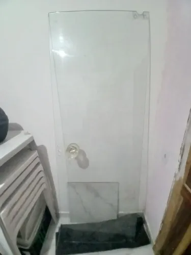 Vende-se porta de vidro completa no ponto de estalar