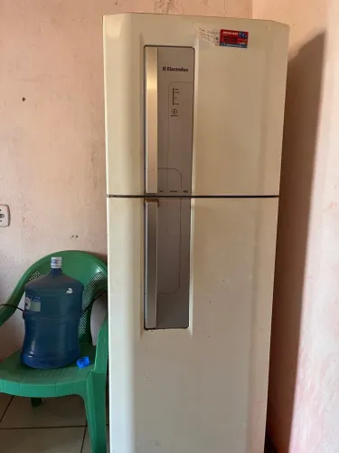 Vendo geladeira Electrolux duas portas por 350,00