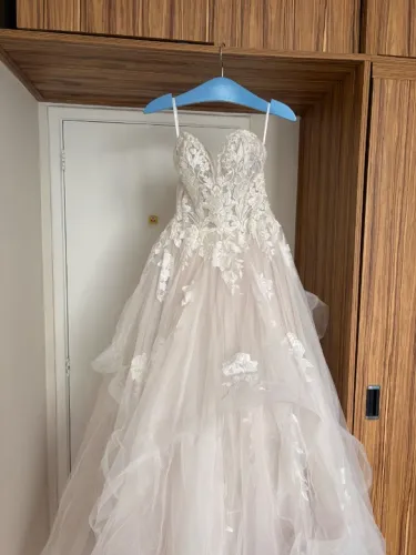 Vestido de noiva La Modelista + véu catedral + mangas removíveis