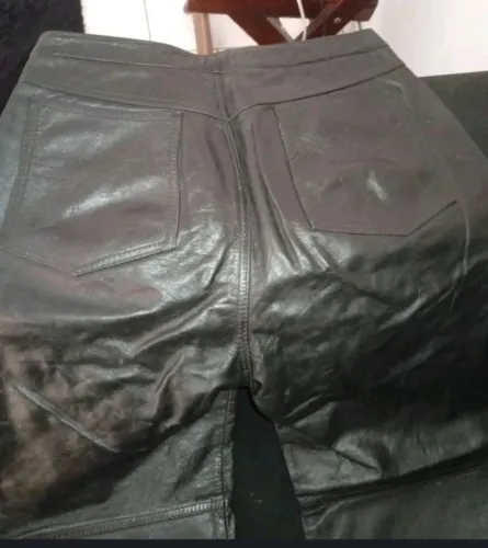 Calça preta de couro legítimo