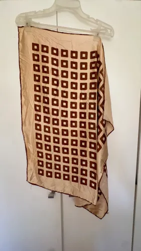 Echarpe/ lenço em cetim estampado 