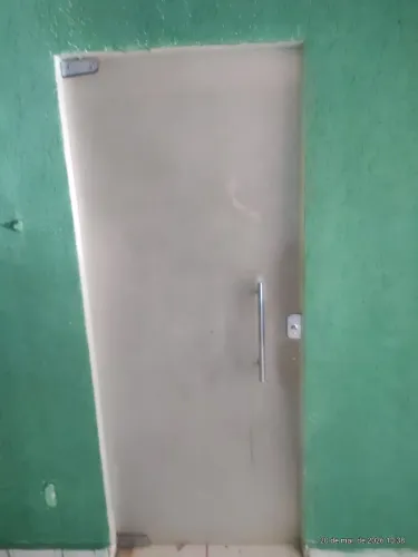 Vende se porta de vidro temperado excelente condição 2m por 1m valor 300