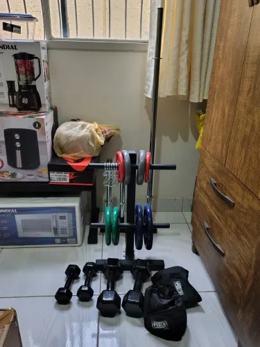 Conjunto 20kg de anilhas emborrachadas + suporte + 3 barras