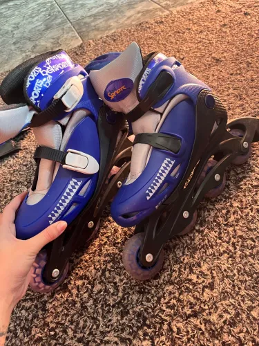 Vendo patins + capacete e proteções para joelho, pulso e cotovelo