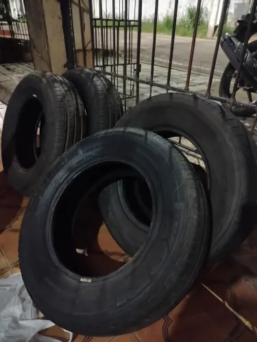 Vendo pneus semi novos estado excelente.