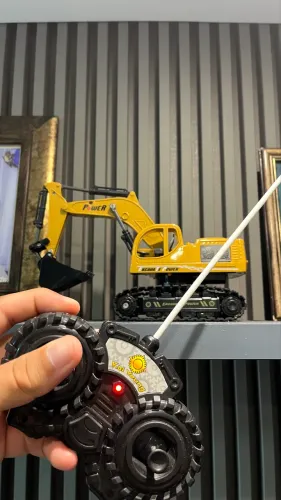 Retroescavadeira RC com Controle Remoto - Pouco Usada - Excelente Estado