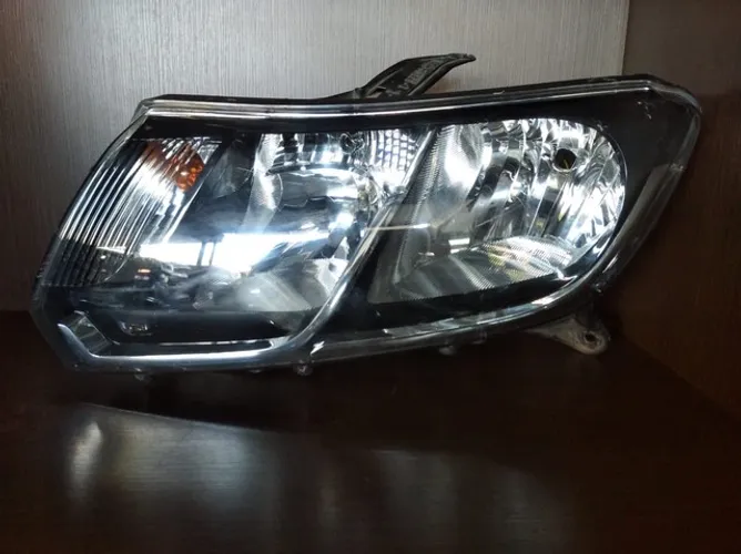 FAROL SANDERO TOYOTA ETIOS UNO VIVACE PALIO BOLHA GRAND SIENA CELTA 