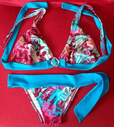 Biquíni estampado floral azul e rosa
