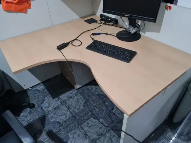 Mesa para escritório FLORENSE, material impecável. Resistente e funcional.