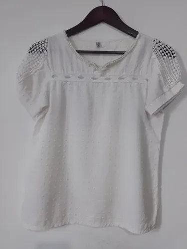 Linda blusa feminina com detalhes em pérolas - tamanho P