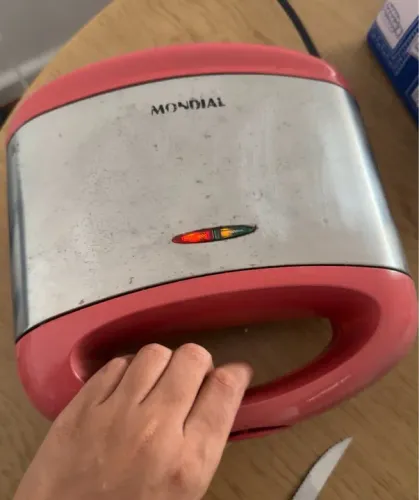 Sanduicheira Grill Mondial Vermelha