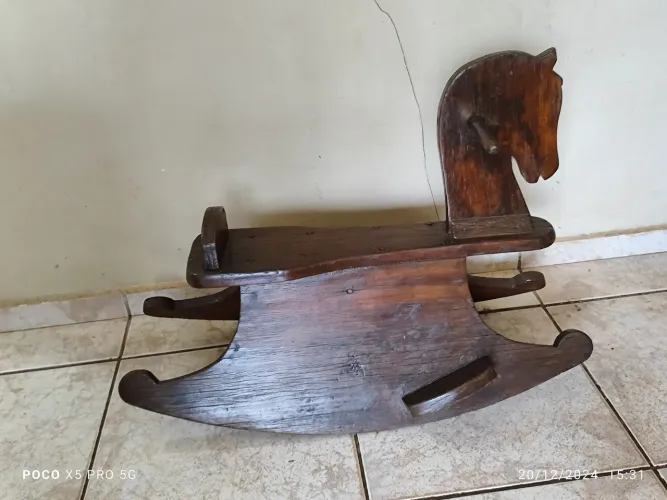 Cavalo de balanço de madeira antigo