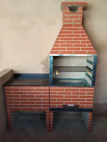 CHURRASQUEIRA MODELO TIJOLINHO COM BANCADA