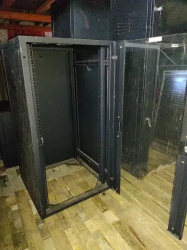 Rack de metal com chaves para servidor. Fabricado pela Mekanika. (1,10mx0,6x0,6m)Novo!