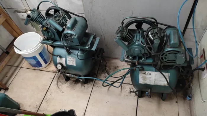 Urgente 2 Compressores de ar 220v - Usado funcionando perfeitamente.