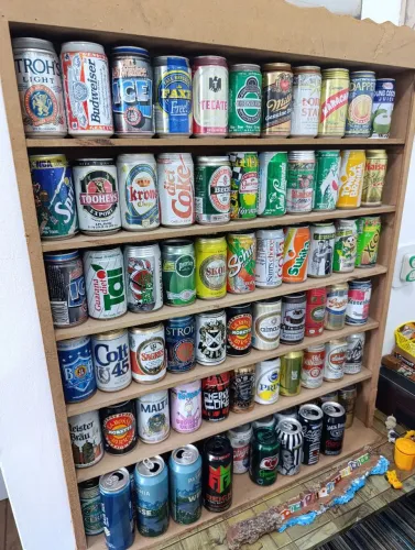 Coleção de latinhas de cerveja e refrigerante