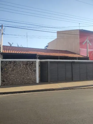 Oportunidade! Casa Linda na Avenida com Sobrado no Fundo
