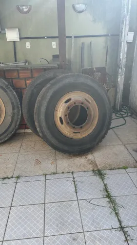 Rodas com pneus para caminhão 
