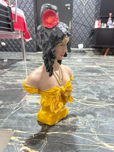 Linda escultura de uma cigana em gesso