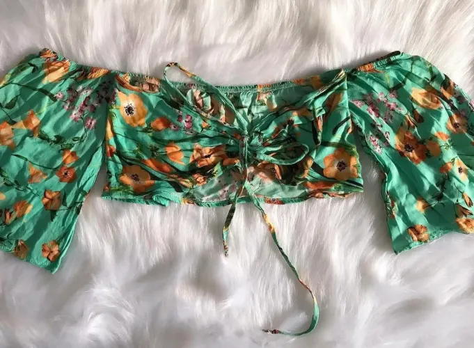 Cropped amarrações estampado