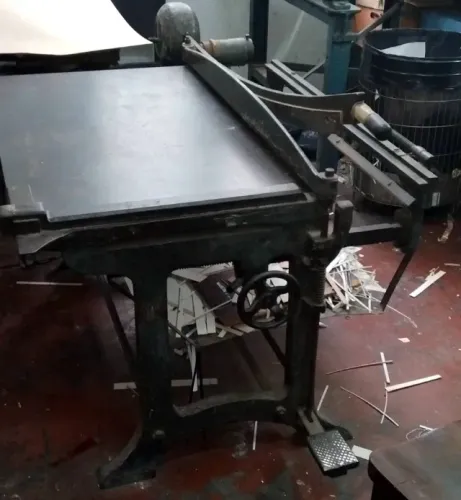 Tesourão papelão