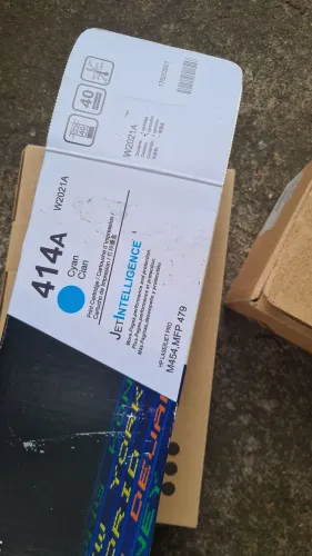 Tonner vazios vários alguns cheios