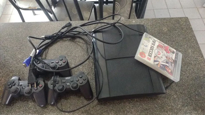 *Ps3 super slim com jogos e controle"