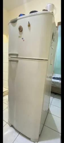 Vendo geladeira bem conservada.