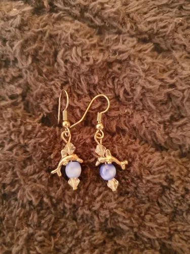 Brincos de golfinho detalhe azul