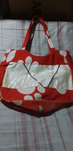 Bolsa de ombro vermelha com detalhes