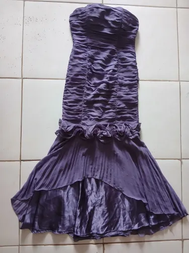 Vestido de festa tomara que caia sereia na cor roxa