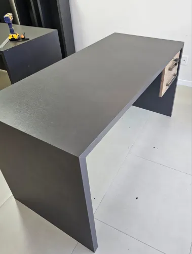 Mesa de trabalho com gaveteiro e chave