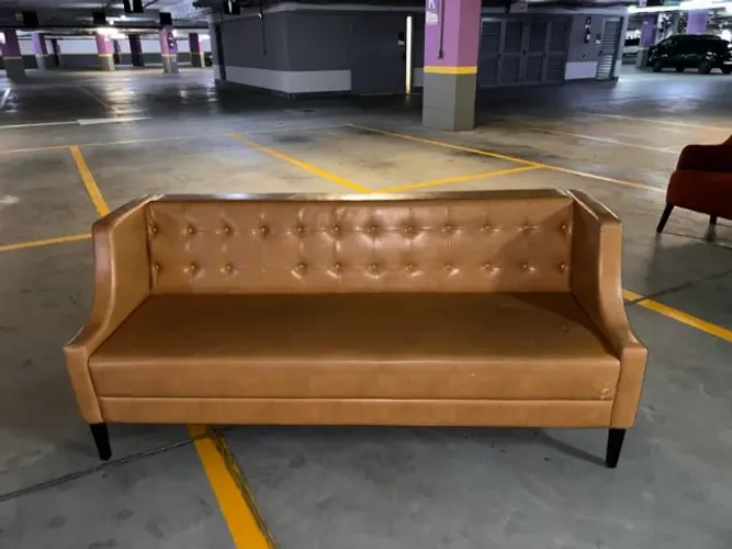Sofa Caramelo corino ideal para restaurante 4 lugares