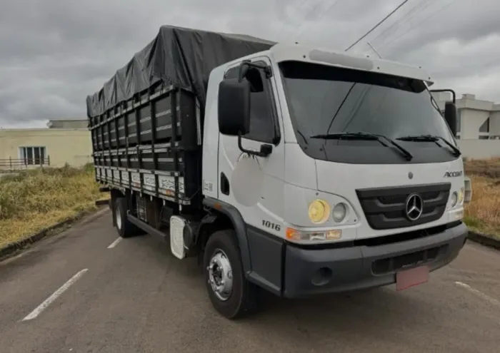 Accelo 1016 carroceria boiadeira 2016