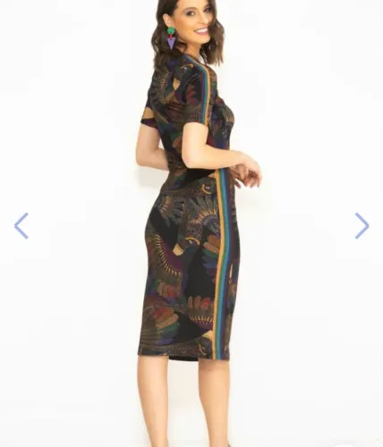 Conjunto Estampado Elegante com Detalhes Vibrantes