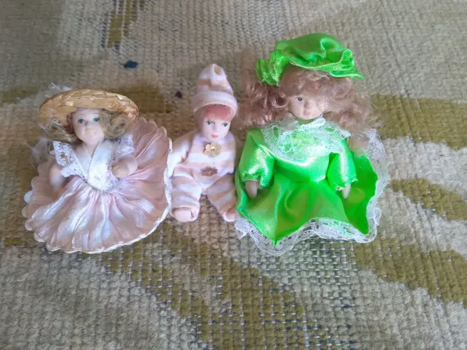 3 bonecas miniaturas porcelana 